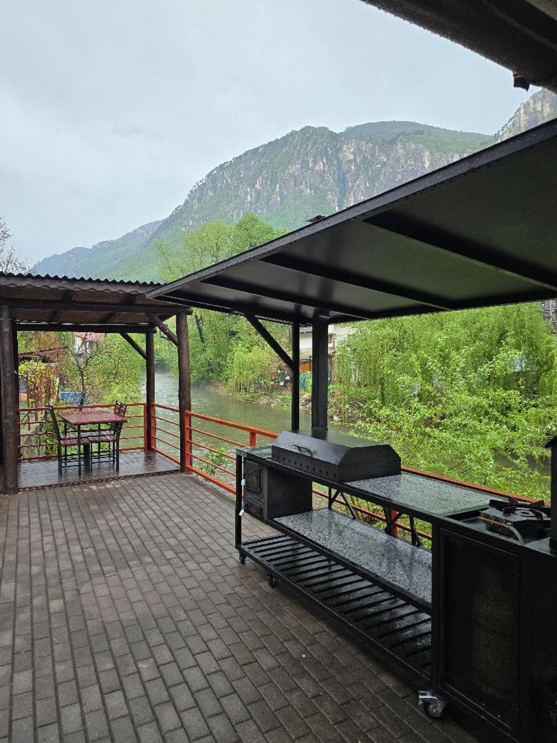 Отель Casa Vivian Бэиле-Еркулане Экстерьер фото